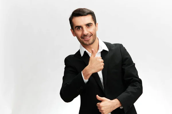 Üzletember portré fekete öltöny kéz gesztusok érzelmek üzleti és irodai koncepció — Stock Fotó