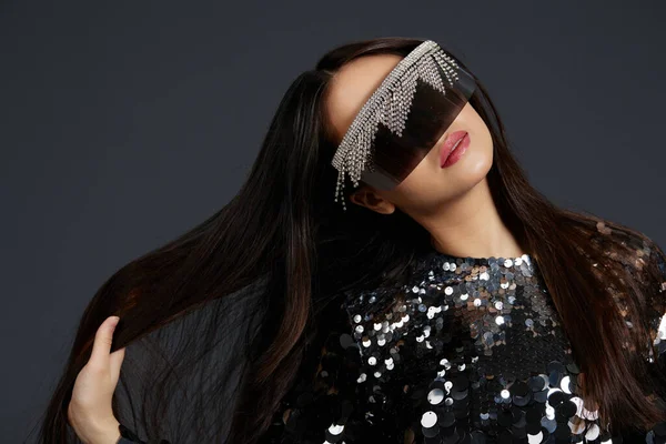 Πορτρέτο γυναίκα γυαλιστερό σακάκι γυαλιά ηλίου μόδας ποζάρουν πολυτέλεια γκρι φόντο — Φωτογραφία Αρχείου