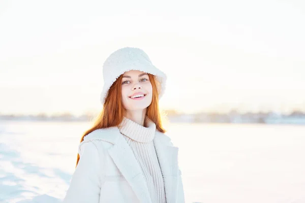 Güzel kadın kış giysileri kar yürüyüşü soğuk tatil temiz hava — Stok fotoğraf
