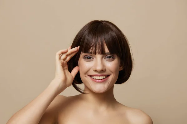 Schöne Frau Kosmetik attraktives Aussehen posiert saubere Haut isoliert Hintergrund — Stockfoto