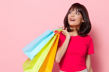 Mağazadan alışveriş yapan kadın portresi eğlenceli pembe arka plan