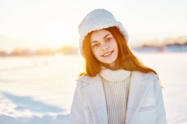 Genç kadın gülümse kış havasında yürü beyaz palto yaşam tarzı