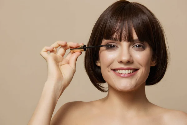 Frau Mascara Kosmetik attraktiven Look posiert beige Hintergrund — Stockfoto