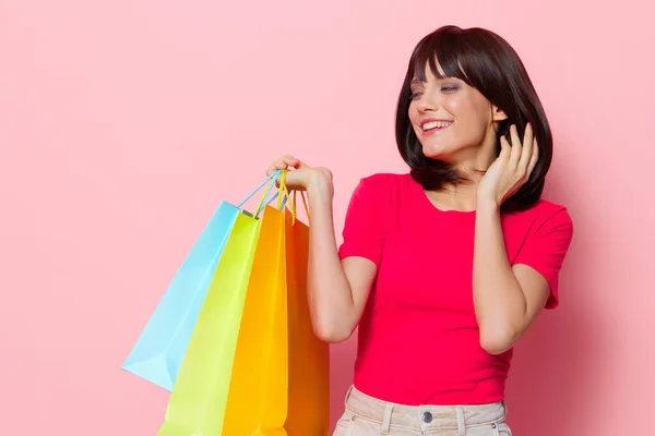 Hermosa mujer de compras en la tienda diversión entretenimiento rosa fondo —  Fotos de Stock