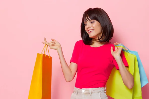 Hermosa mujer sosteniendo coloridas bolsas de compras Estilo de vida de moda —  Fotos de Stock