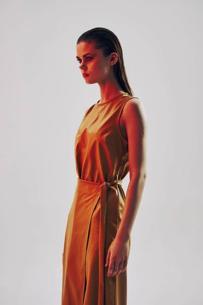 Foto mulher bonita em vestido de couro posando modelo de luxo Estilo de vida inalterado — Fotografia de Stock