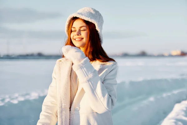 漂亮的女人冬天的衣服走雪地寒假新鲜空气 — 图库照片