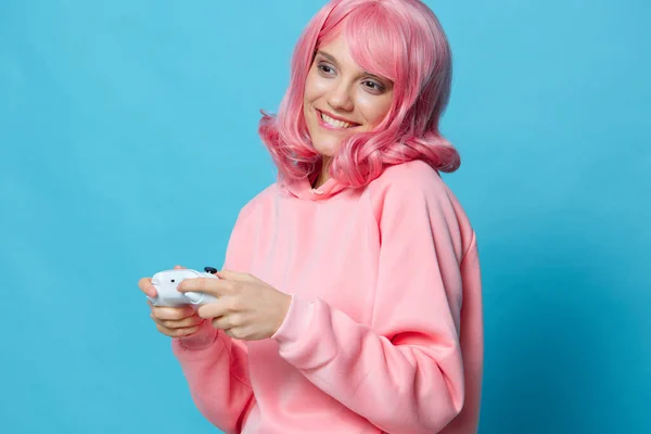 Portrait woman with gamepad pink sweatshirt entertainment isolated background — Stock Photo, Image