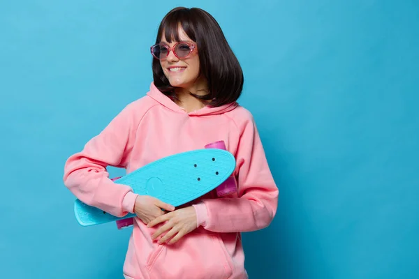 Vacker kvinna tonåring skateboard känslor ungdom stil beskärd utsikt — Stockfoto