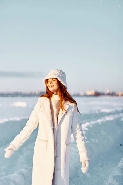 Frau im weißen Mantel mit Hut Winterlandschaft Spaziergang Frische Luft — Stockfoto