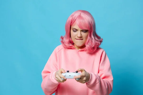 Mujer con gamepad rosa sudadera entretenimiento Estilo de vida moda — Foto de Stock
