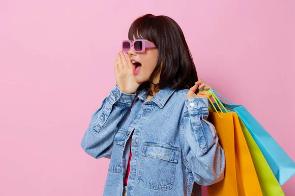다채 로운 쇼핑 백 이 따로 떨어져 있는 아름다운 여자 — 스톡 사진