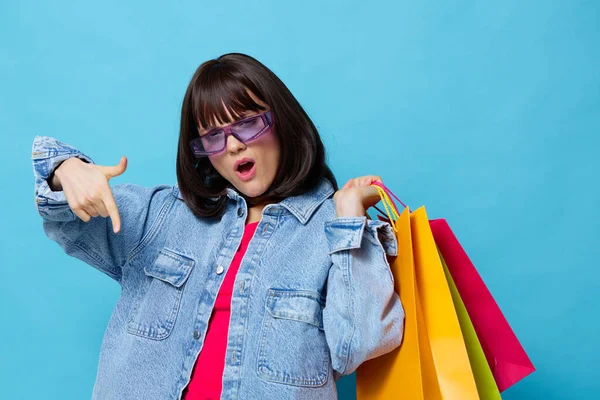 Mağazadan alışveriş yapan bir kadın portresi. Hayat tarzı eğlence.