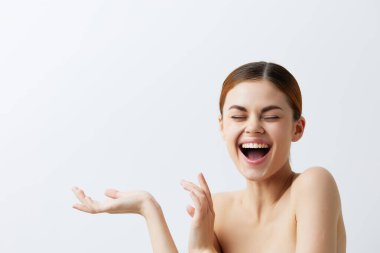 Arka planda poz veren portre kadını. Yüksek kalite fotoğraf