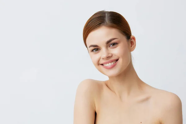 Bonita Mujer Sonriendo Sobre Fondo Claro Foto Alta Calidad —  Fotos de Stock