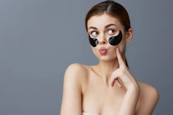 Mujer Con Parches Faciales Para Cuidado Piel Sobre Fondo Aislado — Foto de Stock