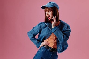 Kot pantolon giyip poz veren güzel moda bir kız. Yüksek kalite fotoğraf