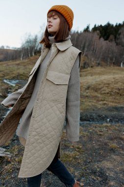 Kadın dışarıda dinleniyor. Yüksek kalite fotoğraf