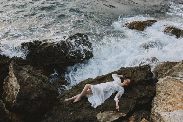 在荒芜的岩石海岸上一个隐蔽的地方长发迷人的女人 高质量的照片 — 图库照片