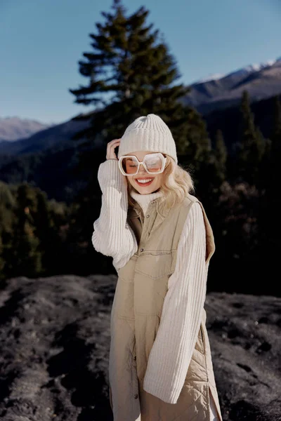 Турист Модному Одязі Гірському Ландшафті Високоякісна Фотографія — стокове фото