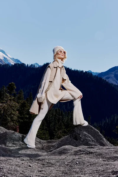 Ung Kvinna Mode Glasögon Poserar Bergstopp — Stockfoto