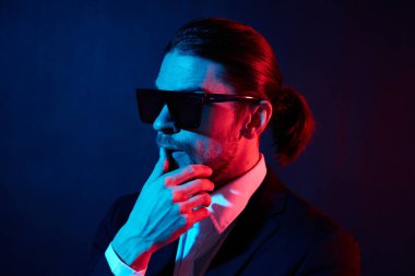 Neon ışıklı güneş gözlüklü şık bir adam. Yüksek kalite fotoğraf