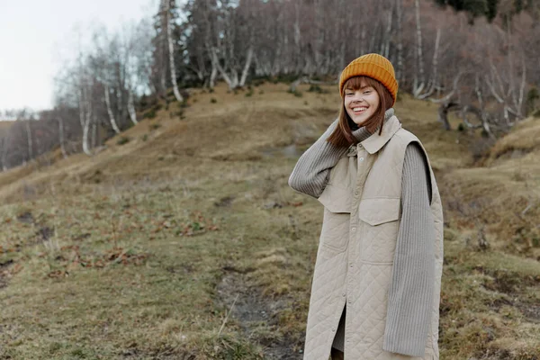 Jonge Vrouw Herfst Kleding Natuur Hoge Kwaliteit Foto — Stockfoto