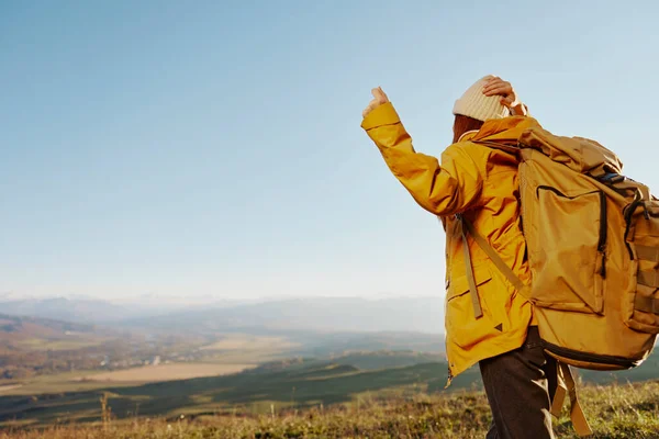 Жінка Туристка Захоплюється Пейзажем Горах Високоякісна Фотографія — стокове фото