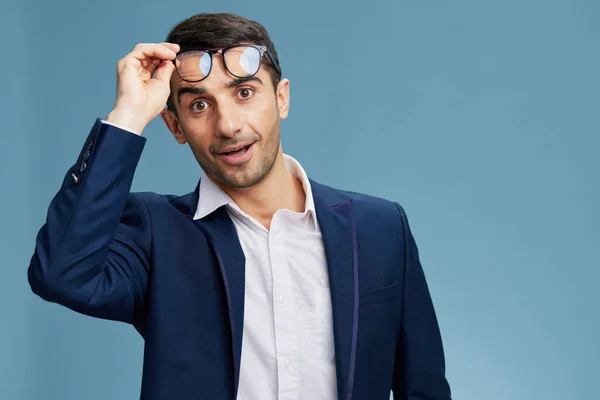 Üzletember portré szemüveggel kék öltöny kéz gesztusok érzelmek üzleti és irodai koncepció — Stock Fotó
