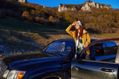 Kadın gezgin siyah araba doğa macera rahatlama