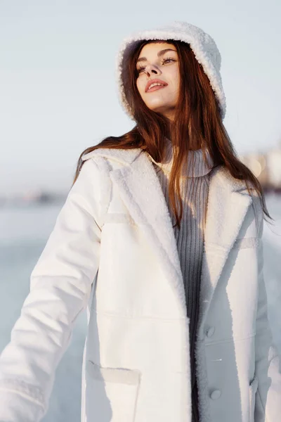 Jovem mulher inverno tempo neve posando natureza descanso Ar fresco — Fotografia de Stock