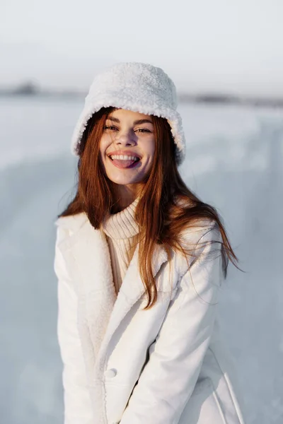 Jovem mulher cabelo vermelho campo de neve roupas de inverno natureza — Fotografia de Stock