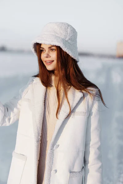 Hübsche Frau Lächeln Winterstimmung Spaziergang weißer Mantel Natur — Stockfoto