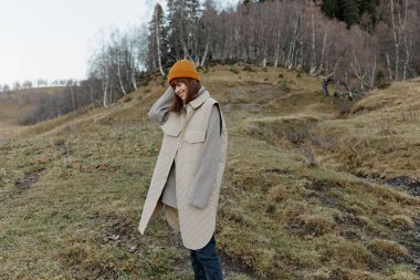 Bir kadının eğlenceli portresi sonbaharda seyahat, temiz hava, eğlence ve yaşam tarzı.