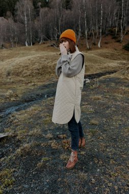 Sonbahar ormanında bir kadının portresi. Temiz hava seyahati rahatlığı.