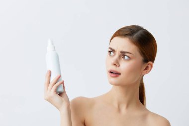 Çıplak omuzlu kadın cilt bakım losyonu