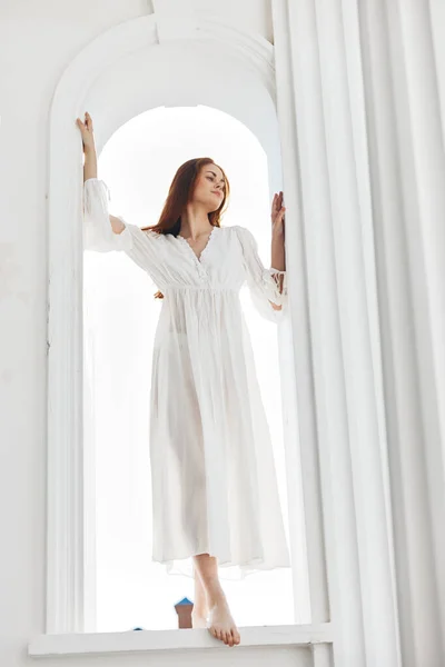 Mulher de vestido branco posando luxo de moda — Fotografia de Stock