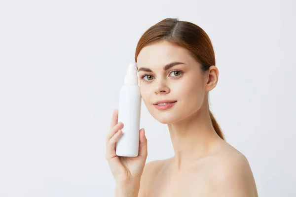 Porträtt kvinna lotion burk ren hud vård närbild Livsstil — Stockfoto