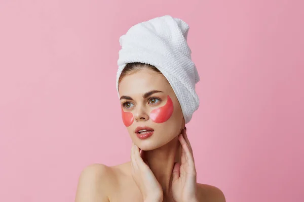 Žena růžové skvrny na tváři s ručníkem na hlavě close-up životní styl — Stock fotografie