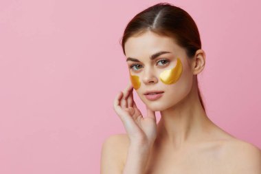 Güzel kadın, gençleştirme cilt bakımını duş izole edildikten sonra eğlenceli hale getiriyor.