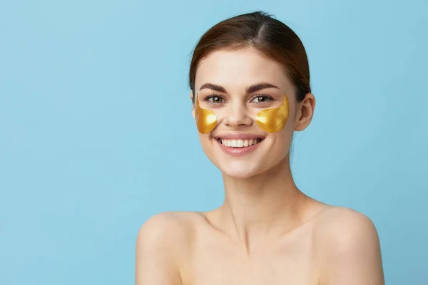 Cantik wanita emas patch di wajah close-up Lifestyle — Stok Foto