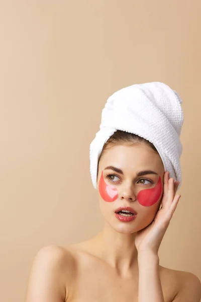 Retrato mujer parches de color rosa en la cara con una toalla en la cabeza de cerca Lifestyle — Foto de Stock