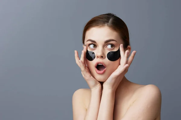 Jonge vrouw met vlekken op het gezicht schone huid gezondheid verjonging close-up Lifestyle — Stockfoto