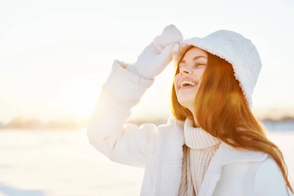 Hermosa mujer rojo pelo nieve campo invierno ropa soleado invierno día viaje —  Fotos de Stock