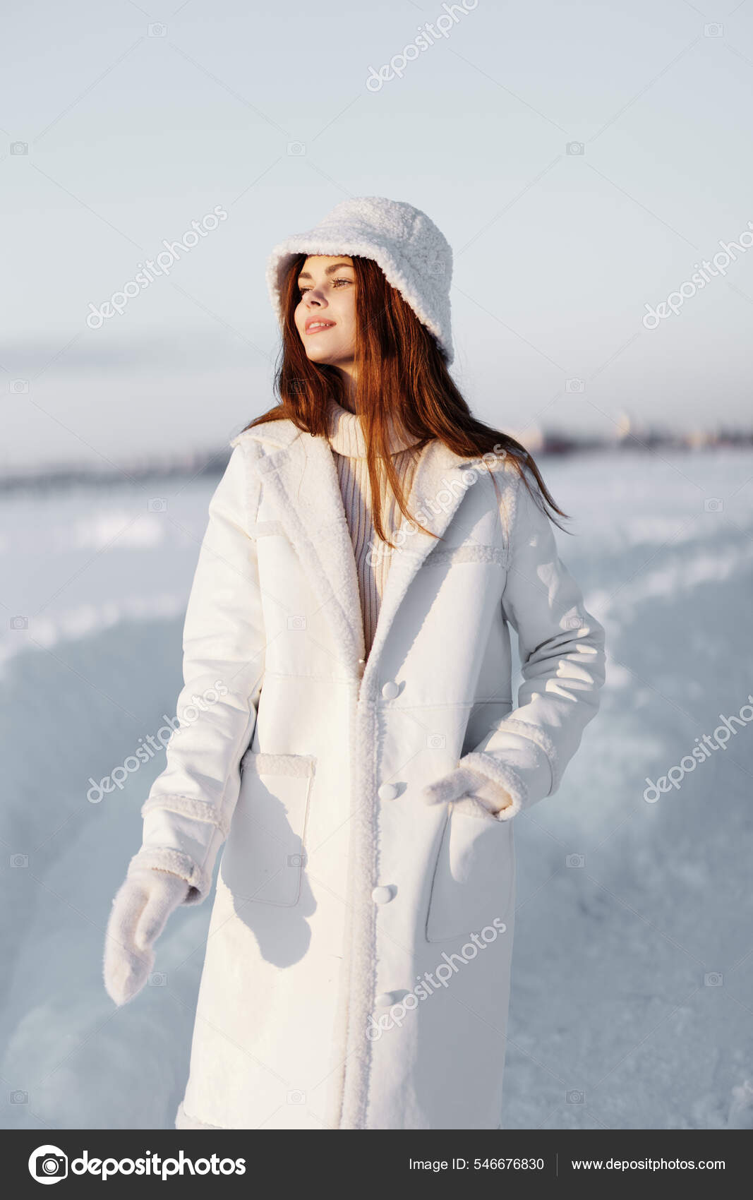 Jovem mulher roupas de inverno andar neve frio férias Estilo de vida fotos,  imagens de © ShotStudio #546676830