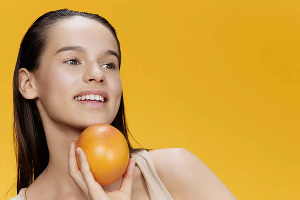 Beautiful woman half a grapefruit vitamins health cosmetology close-up Lifestyle — Stock Photo, Image
