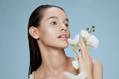 Kadın orkide çekici bir yüz ile izole edilmiş görünüyor.