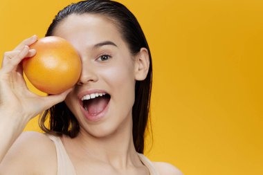 Yüzüne yakın greyfurtlu portre kadın temiz cilt bakımı yakın yaşam tarzı