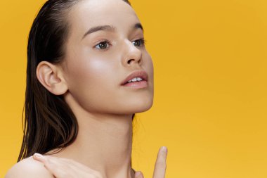 Kadın temiz cilt cazibesi sarı arka plan