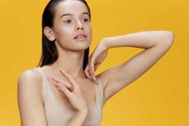 Yüzünün yanında el ele poz veren portre kadını izole edilmiş arka plan